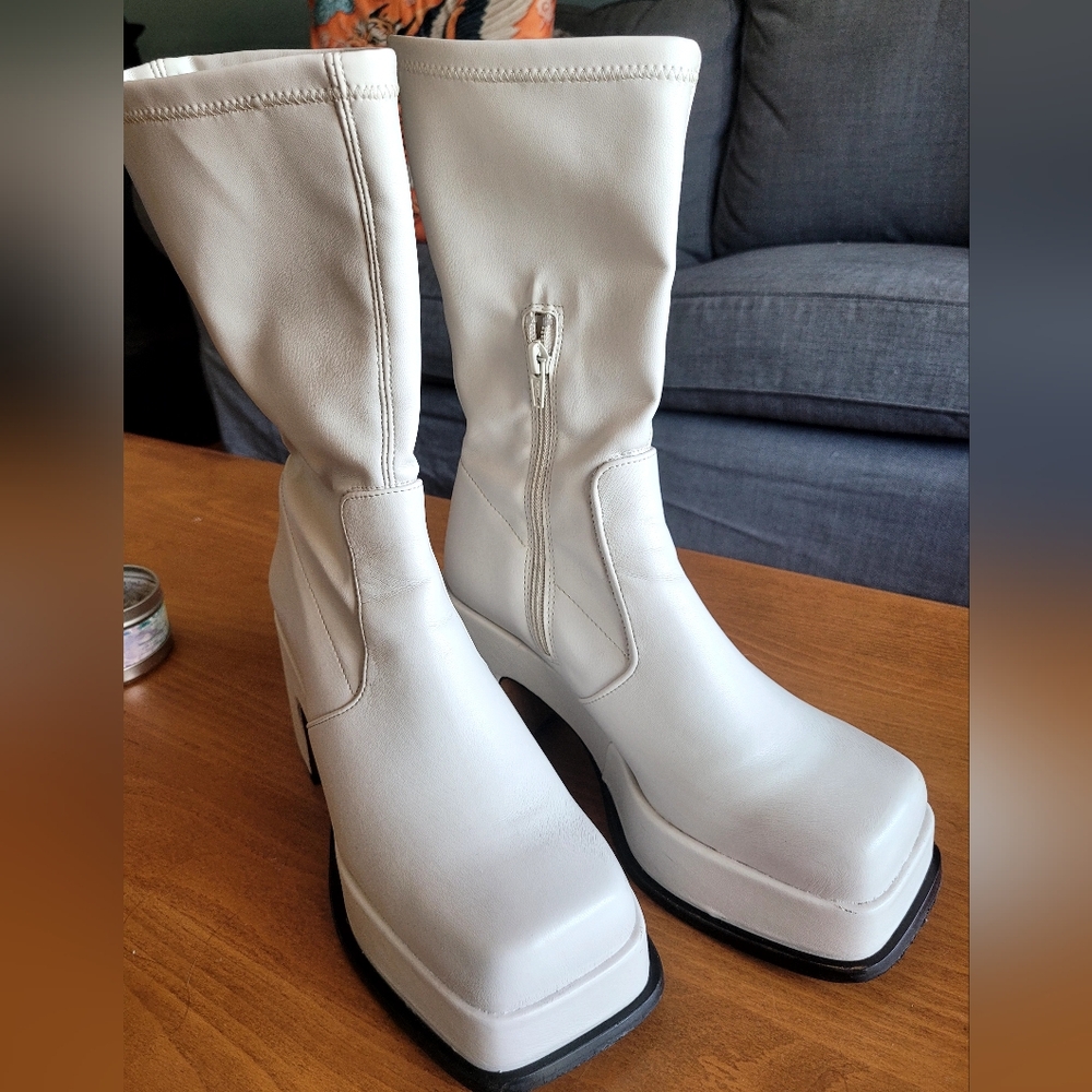 Elegant Cream Women's Boots